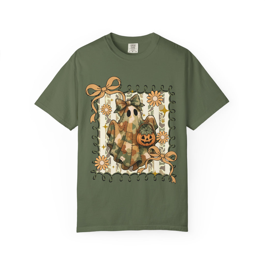 Quilted Ghost Tee: Olive-green T-shirt with a camo-patterned ghost in a bow, holding a Jack-o’-lantern, surrounded by daisies and stars.