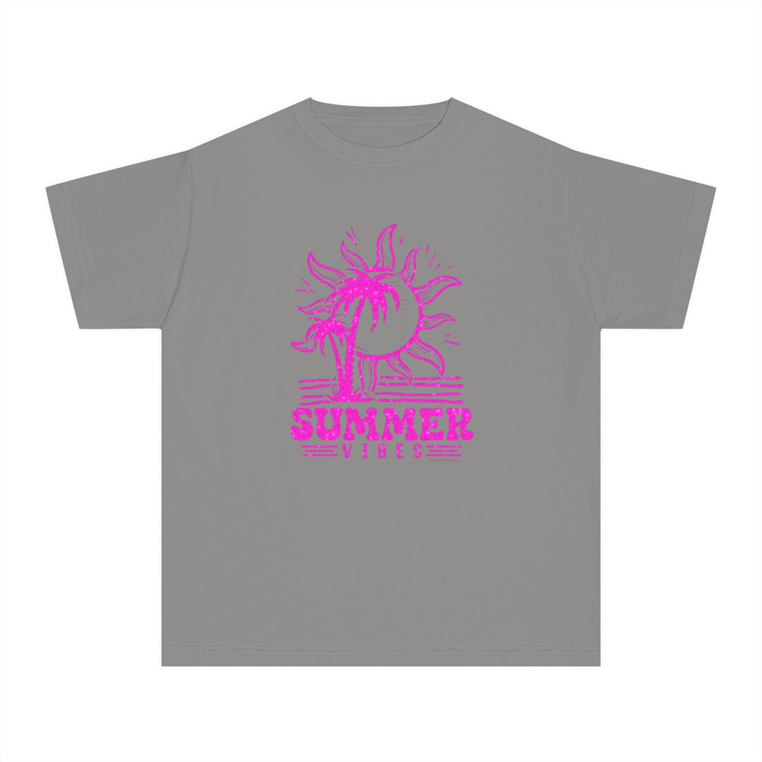Summer Vibes Kids Tee: Grey t-shirt with pink sun and palm tree graphics. 100% combed ringspun cotton, soft-washed, garment-dyed, classic fit for all-day comfort. Ideal for active kids.