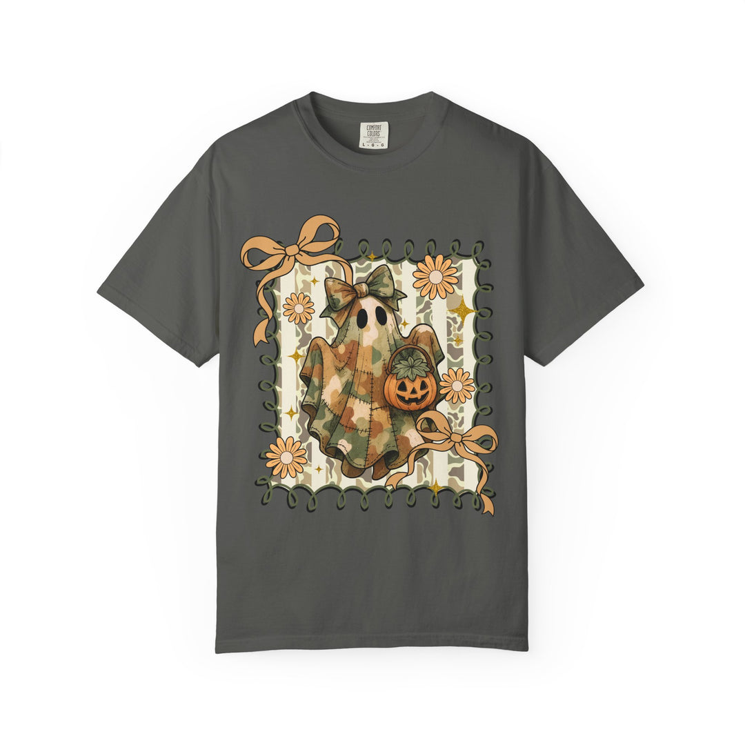 Quilted Ghost Tee: Dark gray short-sleeve T-shirt with a Halloween graphic featuring a camo-patterned ghost and festive vine border, perfect for casual wear.