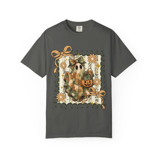 Quilted Ghost Tee: Dark gray short-sleeve T-shirt with a Halloween graphic featuring a camo-patterned ghost and festive vine border, perfect for casual wear.