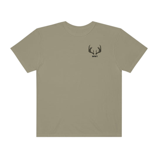 A relaxed-fit Antler Tee crafted from 100% ring-spun cotton. Garment-dyed for extra coziness, featuring double-needle stitching for durability and a seamless design for a tubular shape. Ideal for everyday comfort.