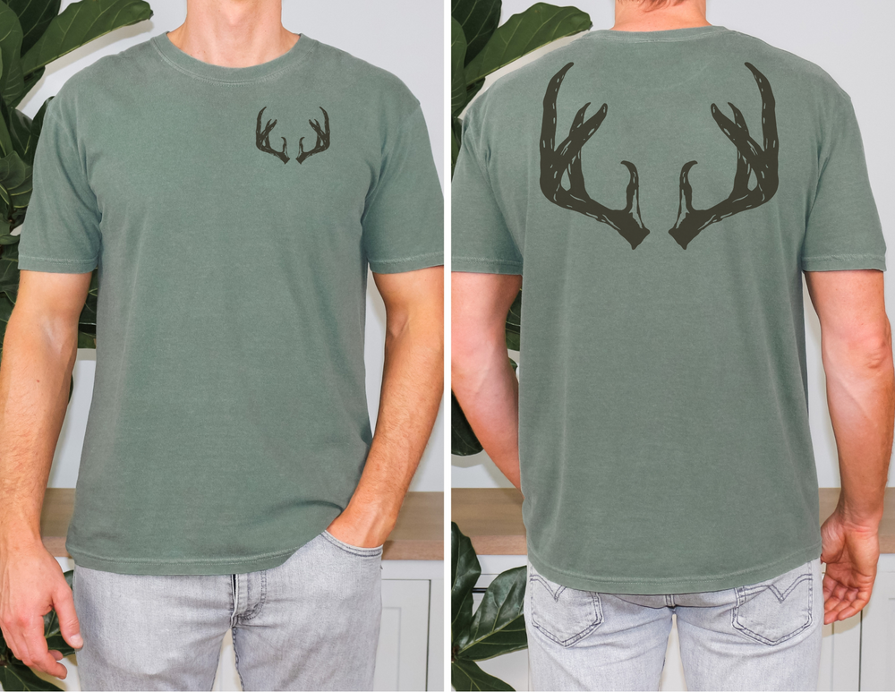A relaxed fit Antler Tee, crafted from 100% ring-spun cotton. Garment-dyed for extra coziness, featuring double-needle stitching for durability and a seamless design for a tubular shape. Sizes from S to 3XL.