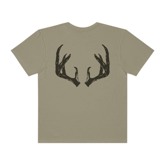 A relaxed fit Antler Tee, crafted from 100% ring-spun cotton for ultimate comfort. Garment-dyed with double-needle stitching, this tee offers durability and coziness for daily wear.