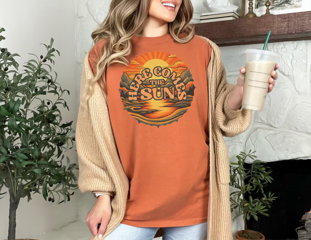 A relaxed fit Here Comes The Sun Tee made of 100% ring-spun cotton. Garment-dyed for extra coziness, with double-needle stitching for durability and a seamless design for a tubular shape.