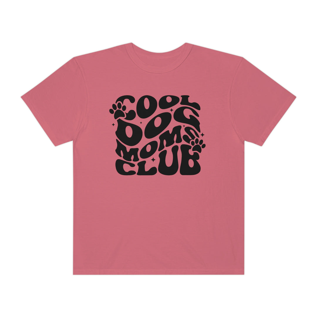 Cool Dog Mom's Club Tee: A pink t-shirt with black text, featuring a relaxed fit and durable double-needle stitching. Made of 100% ring-spun cotton for ultimate comfort and style.